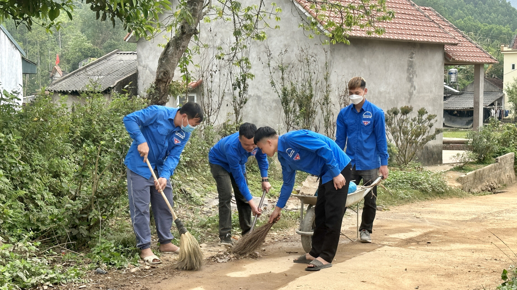 Đoàn Thanh niên xã Nam Sơn ra quân dọn vệ sinh đường thôn, xóm.