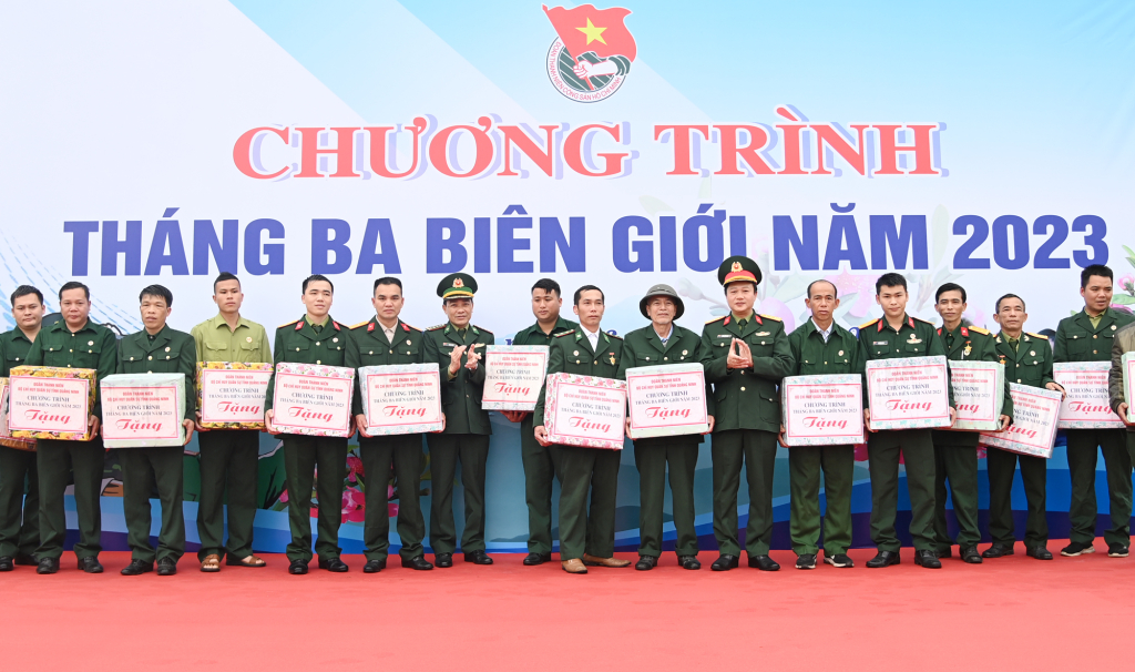 Lãnh đạo Bộ CHQS tỉnh tặng 20 suất quà cho học sinh có hoàn cảnh khó khăn tặng 20 suất quà cho hội viên Hội cựu chiến binh.