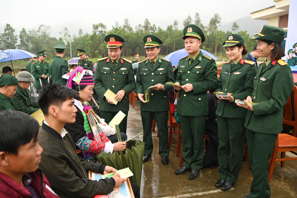 Nhân dân biên giới được tuyên truyền, phát tờ gấp về Luật biên giới quốc gia, Luật Biên phòng Việt Nam..
