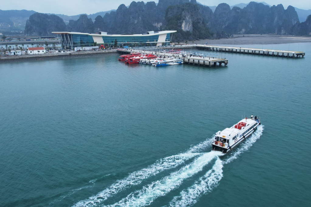 Cảng cao cấp Ao Tiên (huyện Vân Đồn) mở ra cơ hội khai thác các tuyến du lịch trên Vịnh Bái Tử Long. Ảnh: Đỗ Phương Cảng cao cấp Ao Tiên (huyện Vân Đồn) mở ra cơ hội khai thác các tuyến du lịch trên Vịnh Bái Tử Long. Ảnh: Đỗ Phương 