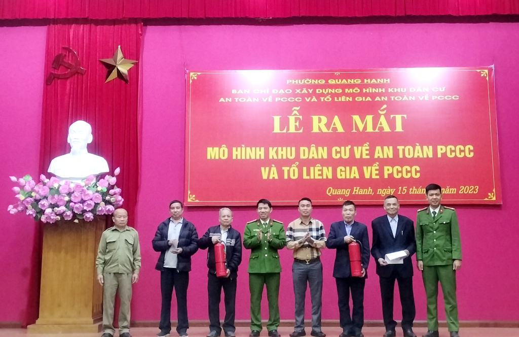 Ra mắt 2 mô hình “khu dân cư an toàn PCCC” và 3 “tổ liên gia về PCCC” tại phường Quang Hanh, TP Cẩm Phả.