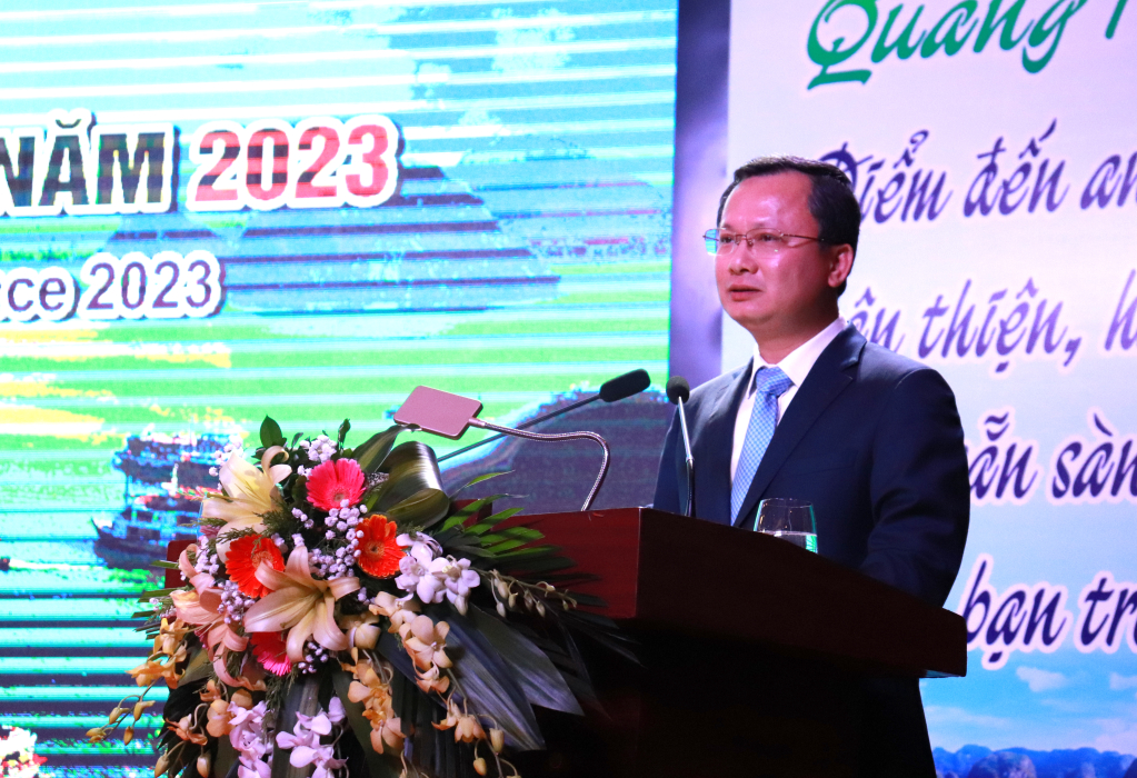 Đồng chí Cao Tường Huy, Quyền Chủ tịch UBND tỉnh phát biểu bế mạc hội nghị.