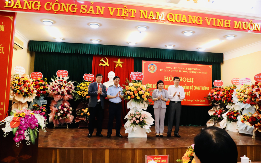 Đồng chí Nguyễn Thị Thu Hà, Phó trưởng đoàn Đại biểu Quốc hội tỉnh Quảng Ninh và các đại biểu tặng hoa chúc mừng đồng chí Cục trưởng Cục QLTT tỉnh.