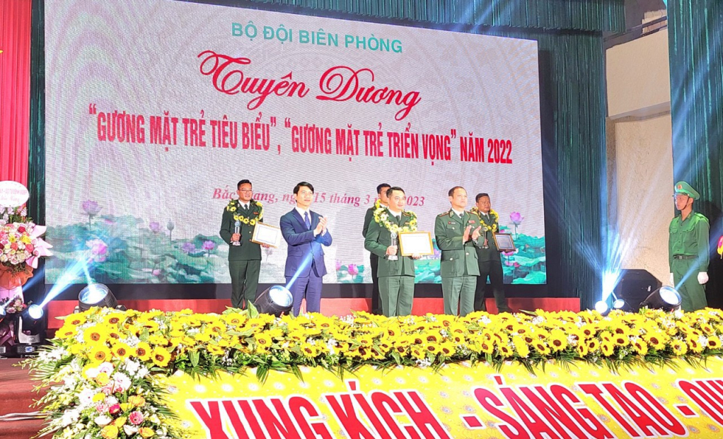 Đại úy Trình Sỹ Quyền, Đội trưởng Đội Vận động quần chúng, Đồn Biên phòng Hải Hòa vinh dự được tuyên dương là 1 trong 10 gương mặt trẻ “Gương mặt trẻ tiêu biểu” BĐBP năm 2022. 