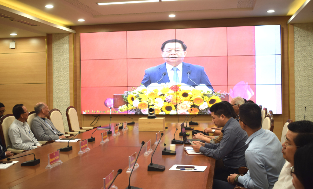 Các đại biểu cũng lắng nghe đồng chí Nguyễn Trọng Nghĩa, Trưởng ban Tuyên giáo Trung ương