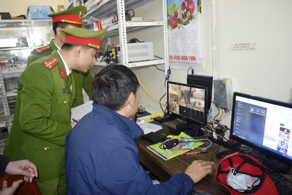 Lực lượng Công an phối hợp rà soát camera nhà dân để điều tra, xác minh vụ trộm trên địa bàn TX Đông Triều và TP Uông Bí. Ảnh: Hoàng Tân (Công an tỉnh).