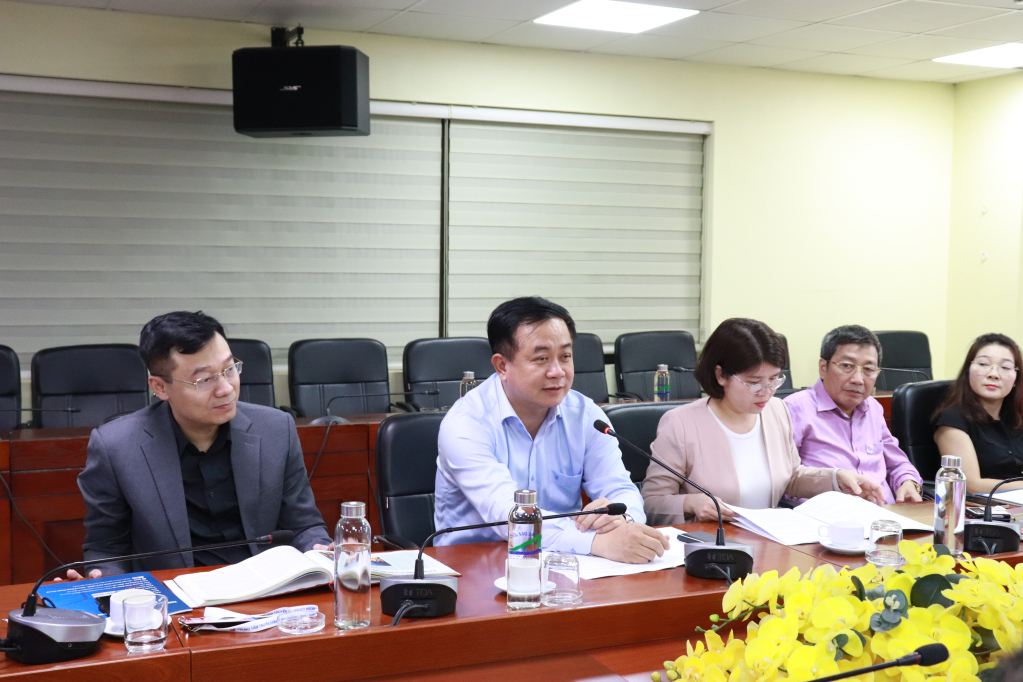 Đồng chí Mai Vũ Tuấn, Tỉnh ủy viên, Giám đốc, Tổng Biên tập Trung tâm Truyền thông tỉnh Quảng Ninh, Chủ tịch Hội Nhà báo tỉnh Quảng Ninh, trao đổi thảo luận tại hội nghị.  