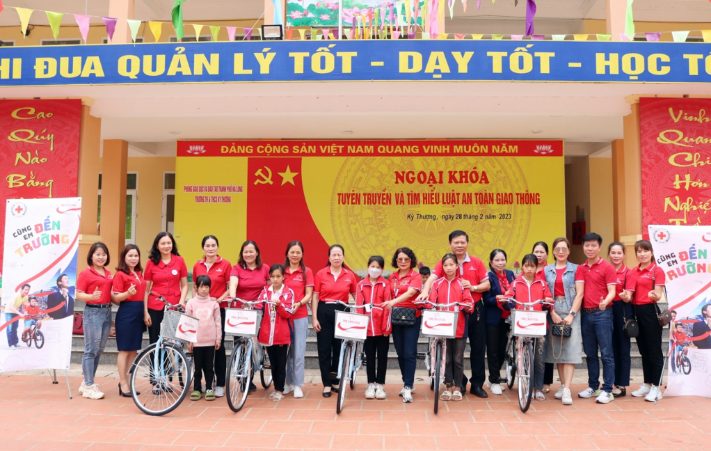 Đại diện Hội Chữ thập đỏ tỉnh và Công ty TNHH BHNT Prudential Việt Nam Chi nhánh Quảng Ninh trao tặng xe đạp cho học sinh nghèo hiếu học tại xã kỳ Thượng (TP Hạ Long).