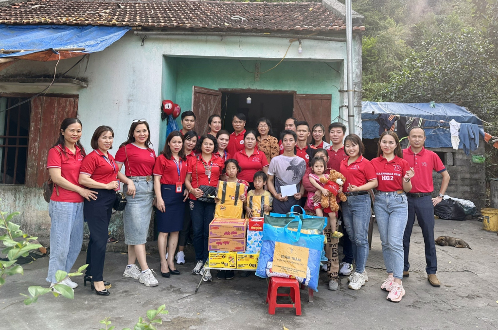 Hội Chữ thập đỏ tỉnh và Công ty TNHH BHNT Prudential Việt Nam Chi nhánh Quảng Ninh trao suất quà 