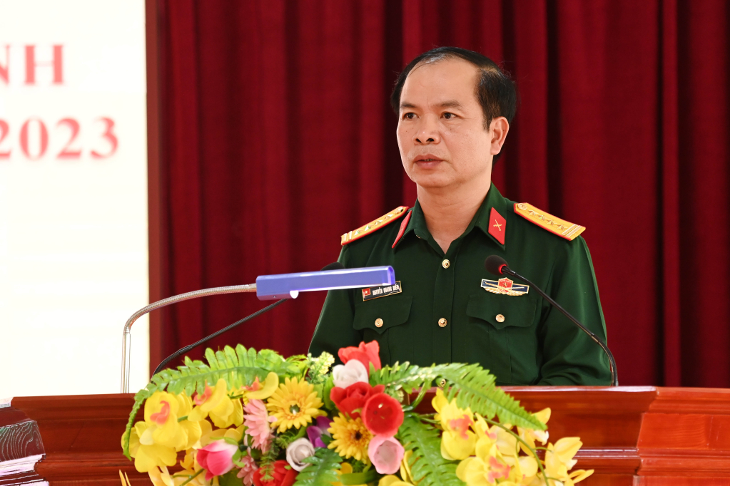 Đại tá Nguyễn Quang Hiến, Phó Bí thư Thường trực Đảng ủy, Chính ủy Bộ CHQS tỉnh phát biểu Lễ khai giảng lớp bồi dưỡng.