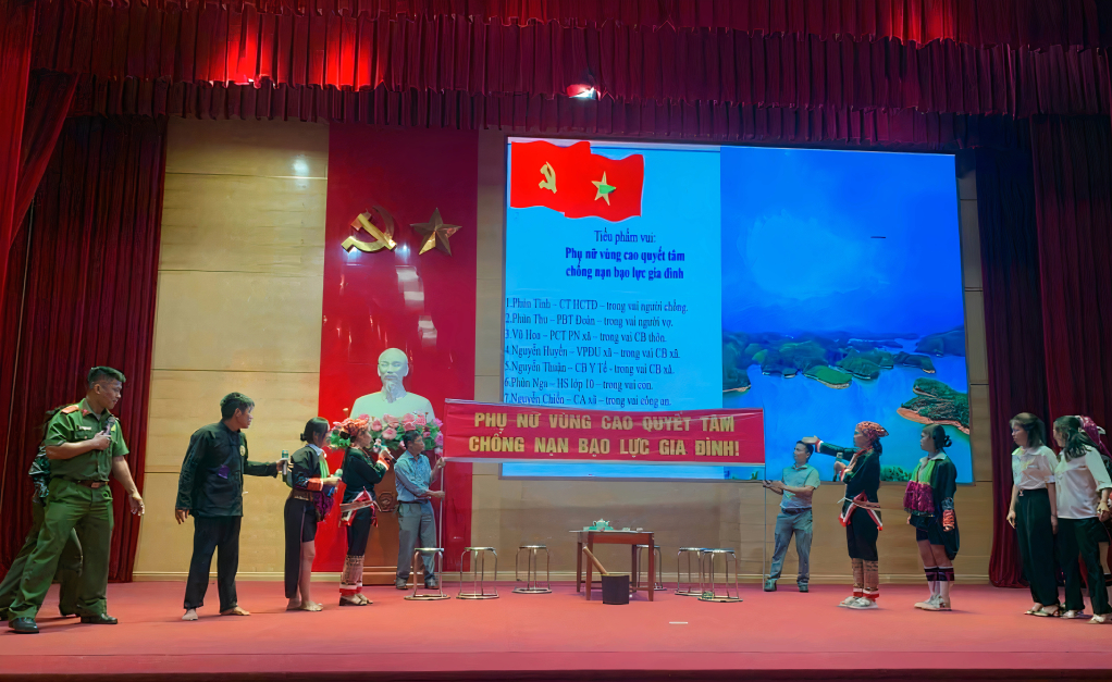 Cán bộ, hội viên phụ nữ xã Quảng Phong (huyện Hải Hà) tham gia Hội thi về phòng chống bạo lực gia đình năm 2022 do Hội LHPN tỉnh tổ chức.