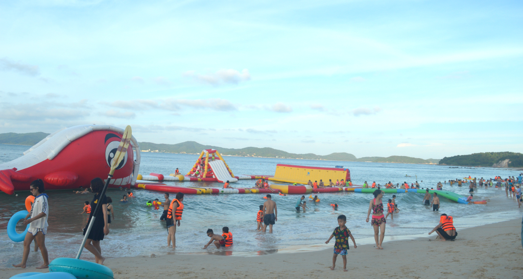 Du khách vui chơi tại đảo Cô Tô. (Tháng 8/2022)