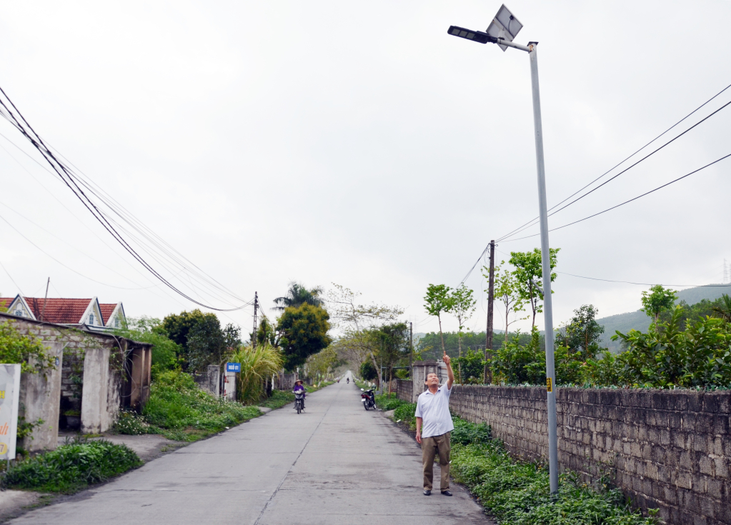 Hệ thống điện chiếu sáng sử dụng đèn năng lượng mặt trời tại thôn 1 do Hội CCB xã Quảng La đảm nhận.