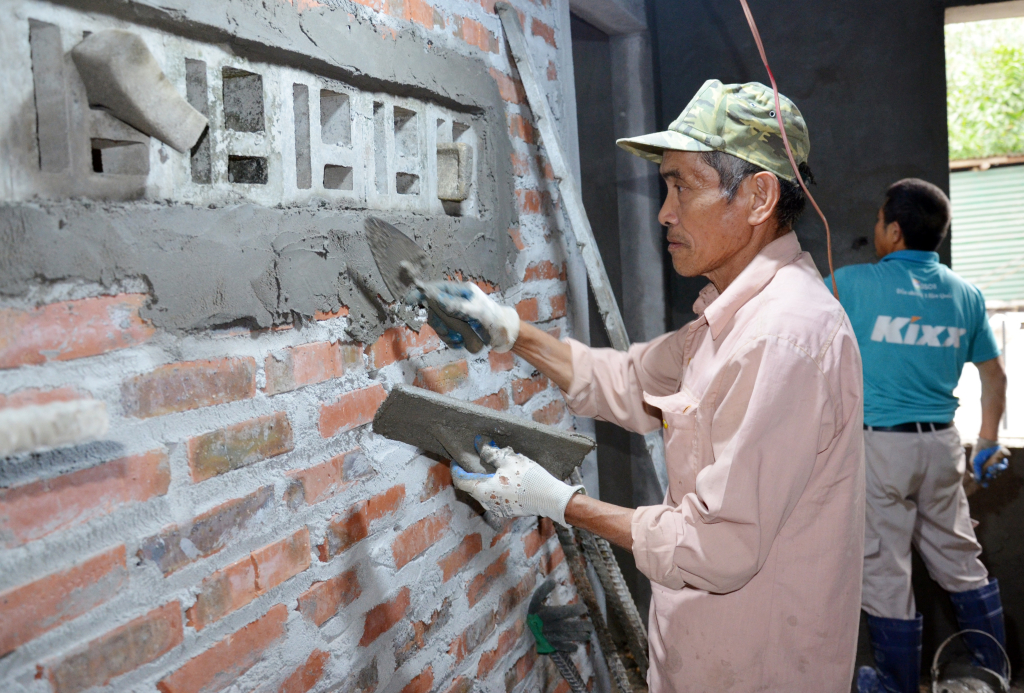 Các hội viên CCB xã Quảng La giúp đỡ ngày công xây nhà 