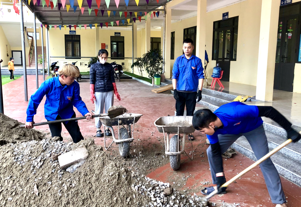 Thanh niên xã Đài Xuyên, huyện Vân Đồn ủng hộ ngày công xây dựng mô hình học tập cho thầy và trò trường Mầm non xã Đài Xuyên.