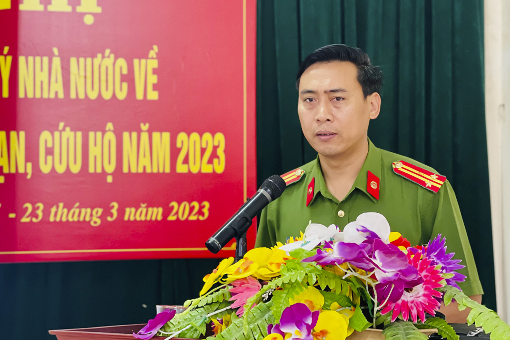 Trung tá Ngô Quang Tiệp, Phó Trưởng Công an thành phố dự và trực tiếp truyền đạt các nội dung hội nghị.