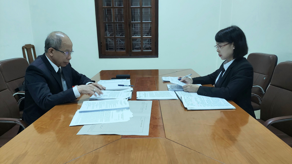 Hội thẩm Tòa án nhân dân tỉnh nghiên cứu hồ sơ trước khi tham gia xét xử vụ án.