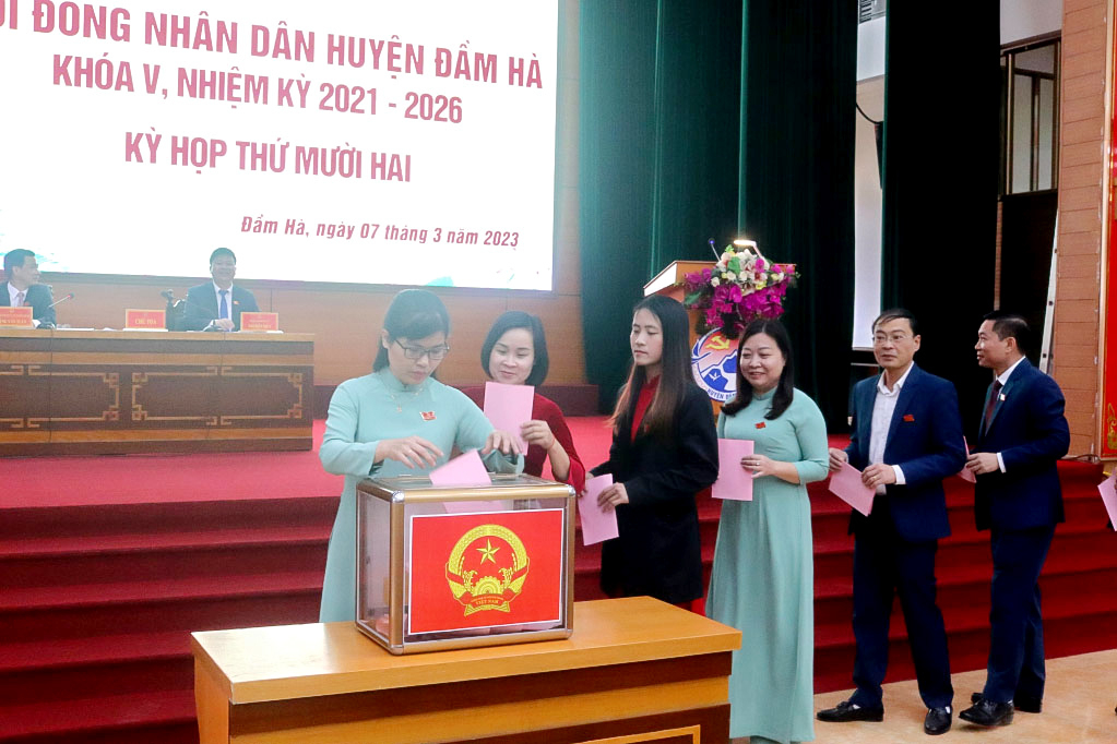Các đại biểu HĐND huyện Đầm Hà bỏ phiếu bầu kiện toàn chức danh Chủ tịch UBND huyện nhiệm kỳ 2021-2026, ngày 7/3/2022. Ảnh: Quốc Nghị (CTV)