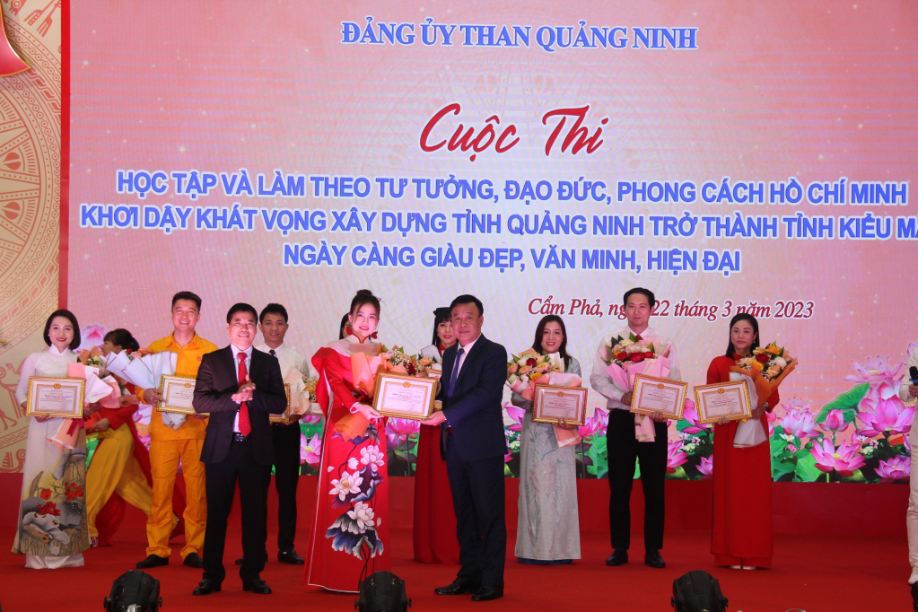 Ban tổ chức trao giải Nhất cho đội thi Đảng bộ Công ty CP Than Vàng Danh
