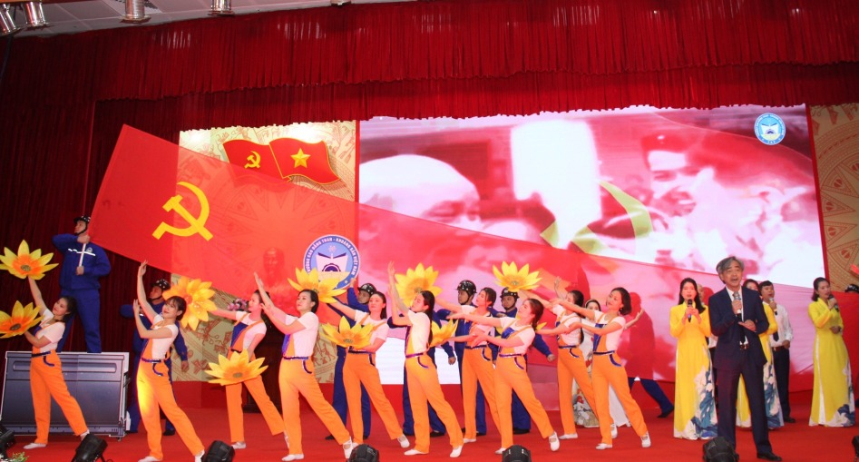 Phần thi của đội thi Đảng bộ Trường Cao Đẳng Than - Khoáng sản Việt Nam