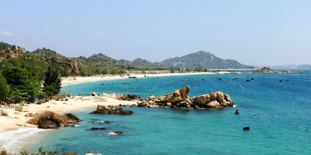 Van Don has also been named in the list of home to beautiful beaches in the northern region such as Quan Lan, Minh Chau, Ngoc Vung, and Bai Dai.