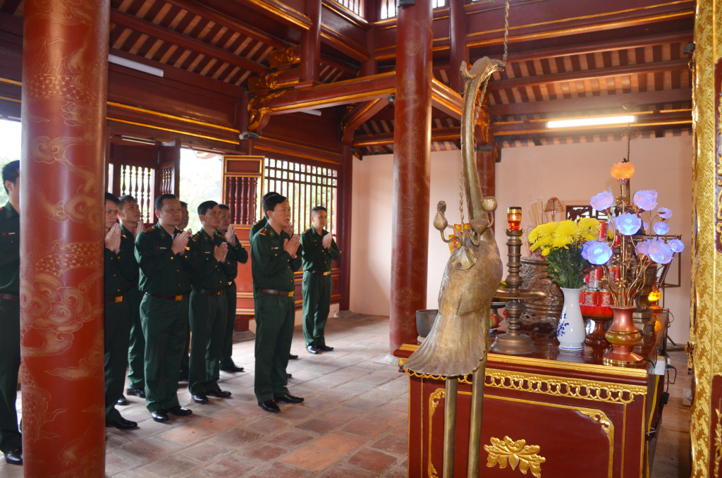 Đoàn công tác của Đảng uỷ, Bộ Chỉ huy BĐBP tỉnh dâng hương tại đền thờ Bác Hồ trên đảo Cô Tô.