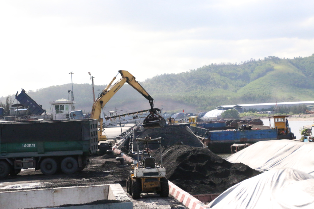 Hoạt động bốc rót, tiêu thụ than tại Cảng Làng Khánh (Công ty Tuyển than Hòn Gai).