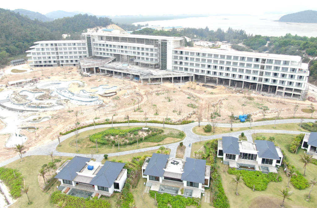 Khối khách sạn 5 tầng của Khu du lịch sinh thái cao cấp Vân Hải đang được hoàn thiện, phấn đấu đưa vào vận hành trong mùa hè 2023. Ảnh: Mạnh Trường