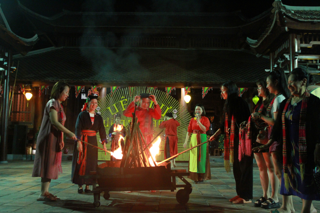 Công chúng và du khách cùng thực hiện nghi thức thắp ngọn lửa thiêng.