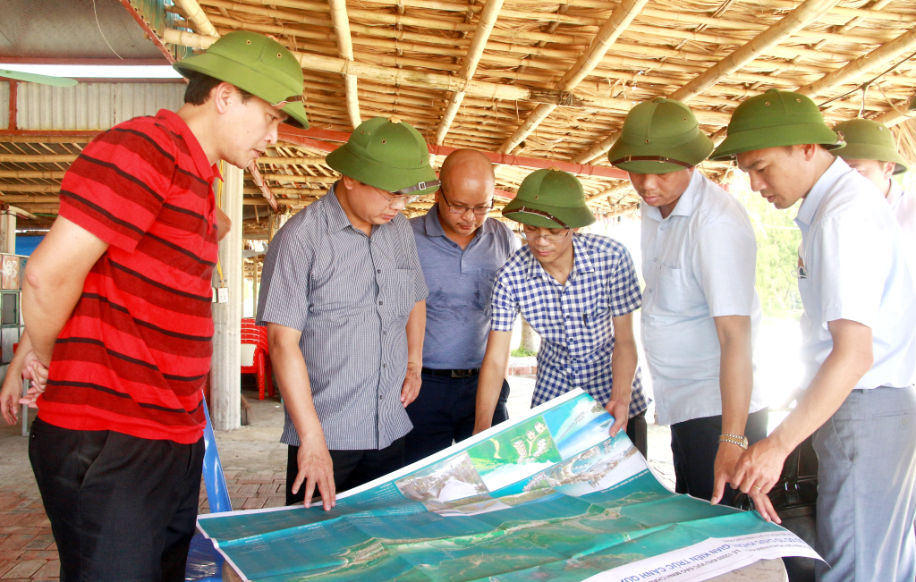 Đồng chí Cao Tường Huy, Quyền Chủ tịch UBND tỉnh kiểm tra công tác triển khai lập quy hoạch các phân khu tại KKT Vân Đồn. Ảnh: Mạnh Trường