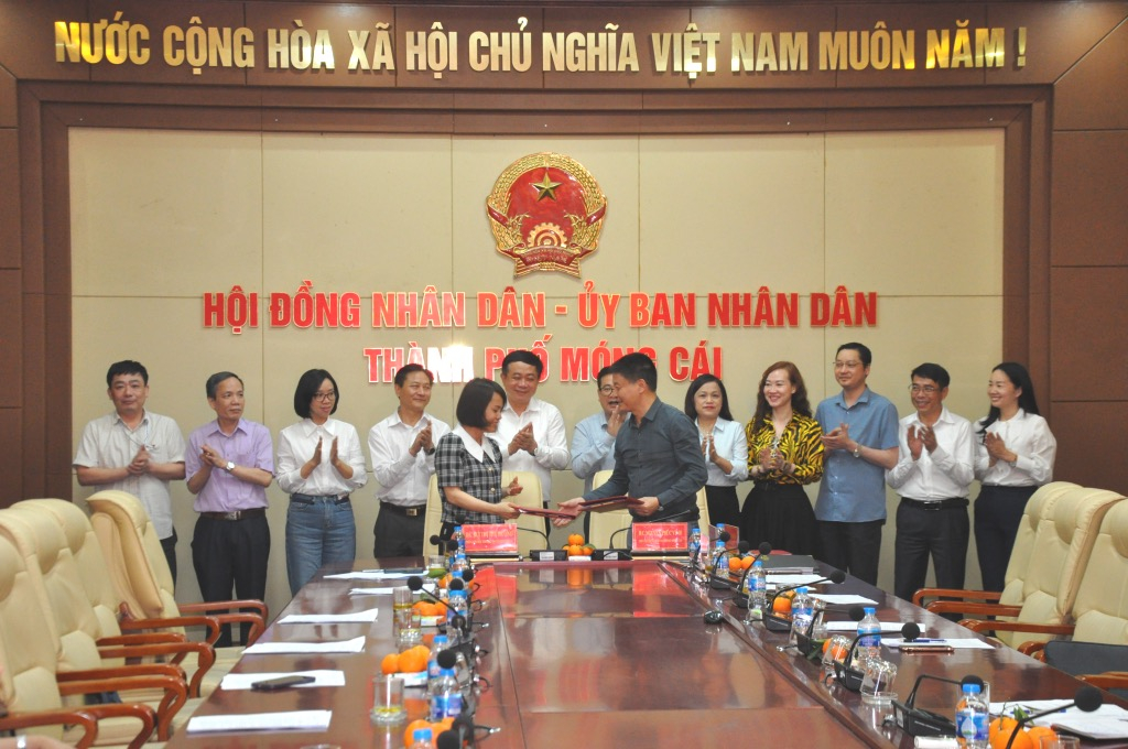 Lãnh đạo Trung tâm Truyền thông tỉnh Quảng Ninh và UBND TP Móng Cái ký kết chương trình phối hợp năm 2023