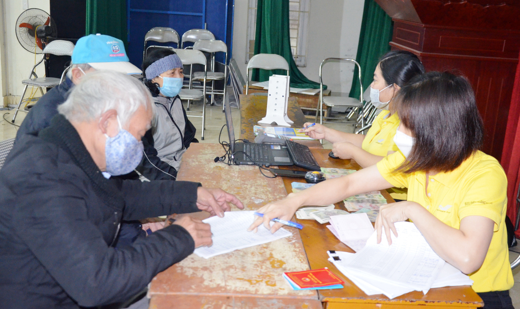 Nhân viên Bưu điện TP Hạ Long thực hiện chi trả chế độ hưu trí, trợ cấp BHXH cho người dân tại phường Hồng Hải (TP Hạ Long) đầu năm 2022.