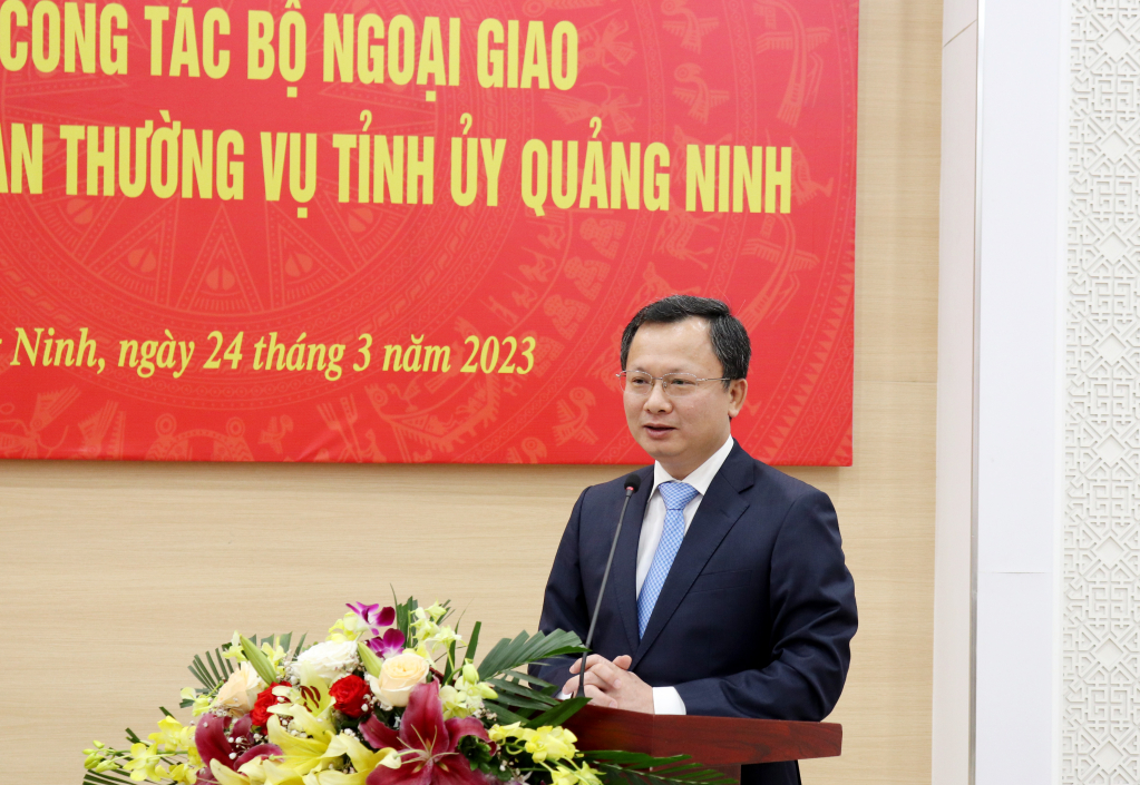 Đồng chí Cao Tường Huy, Quyền Chủ tịch UBND tỉnh, báo cáo tại buổi làm việc.