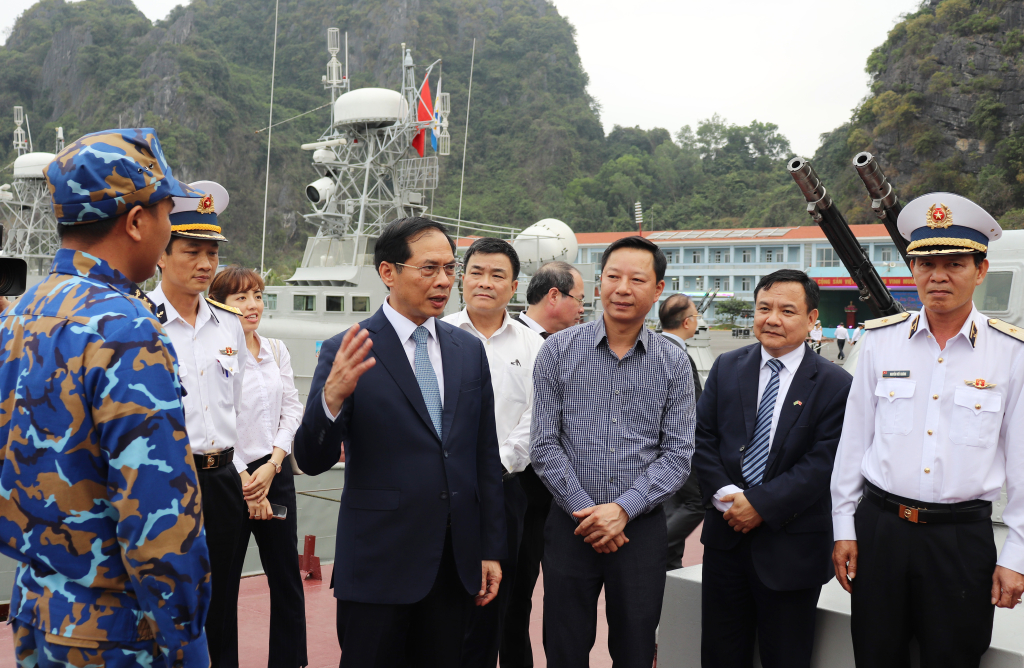 Đồng chí Bộ trưởng cùng đoàn công tác cũng đến thăm Lữ đoàn 170 (Vùng 1 Hải quân).