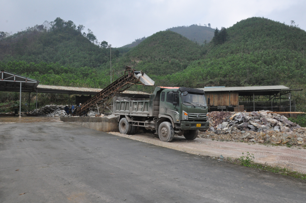 Khai thác đá tại khu vực mỏ hầm lò của Công ty Cổ phần Đầu tư và XNK Quảng Ninh tại xã Quảng Đức, huyện Hải Hà