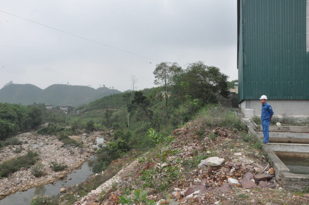 Bãi tập kết đá nguyên liệu và khu vực bể lắng, thu gom nước thải khu vực chế biến đá tại bản Tài Phố, xã Quảng Đức