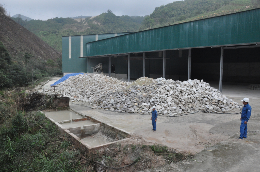 Hệ thống bể lắng xử lý nước thải tại khu chế biến đá dọc QL18B của Công ty Cổ phần Đầu tư và Xuất nhập khẩu Quảng Ninh