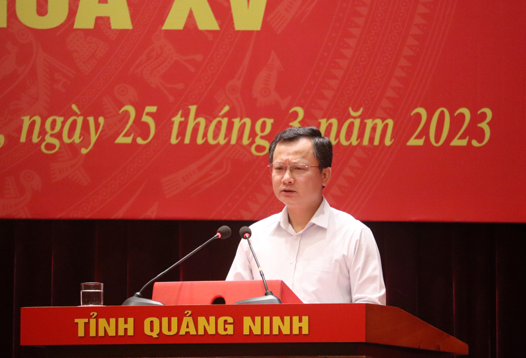 Đồng chí Cao Tường Huy, Quyền Chủ tịch UBND tỉnh, phát biểu làm rõ kết quả phát triển KT-XH của tỉnh trong 3 tháng đầu năm 2023.