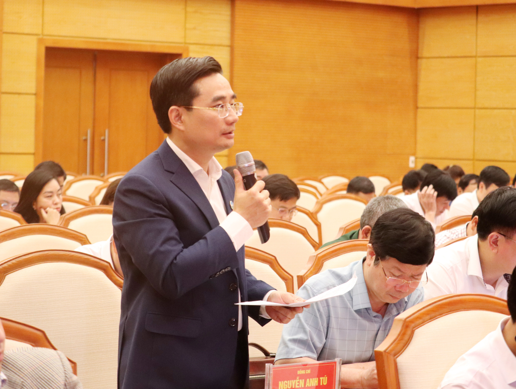 Bí thư Thành ủy Cẩm Phả Nguyễn Anh Tú, phát biểu thảo luận tại hội nghị.