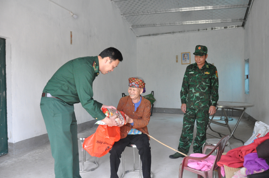 Cán bộ Đồn BP Hoành Mô đến thăm cụ Vi Thị Sạch, thôn Đồng Cậm, xã Hoành Mô, huyện Bình Liêu