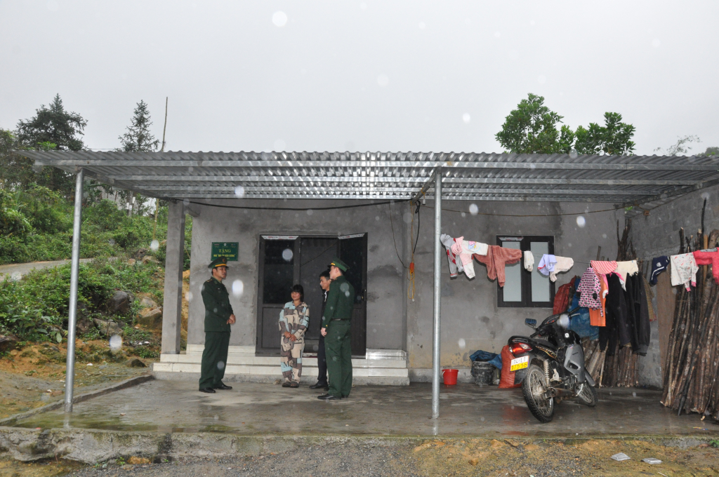 Cán bộ Đồn BP Quảng Đức cùng lãnh đạo UBND xã Quảng Sơn đến thăm gia đình chị A