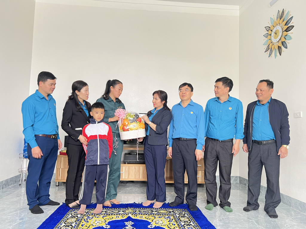 Công đoàn Công ty Tuyển than Cửa Ông thăm và tặng quà chị Phùng Thị Mai Hoa.