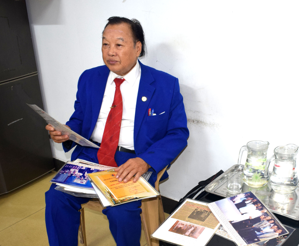 Nghệ sĩ Văn Tân luôn trân trọng và mang theo bên mình những hình ảnh và bài báo về ông trong vai Bác Hồ mỗi lần ông đi biểu diễn xa