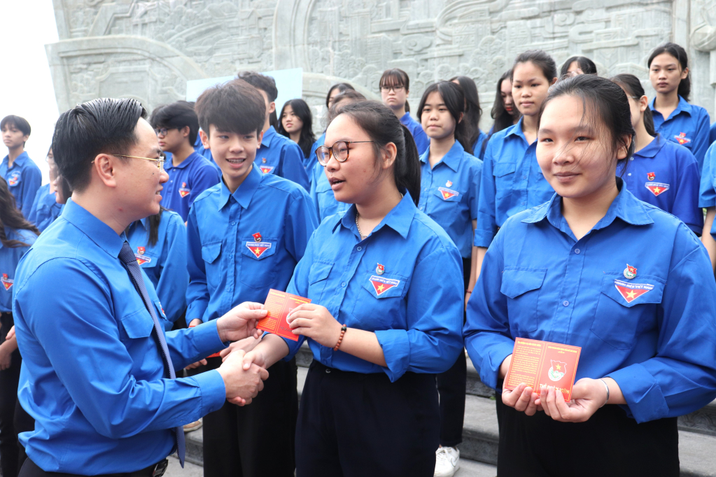 Bí thư Tỉnh đoàn Quảng Ninh Hoàng Văn Hải trao Thẻ Đoàn viên cho Đoàn viên mới.