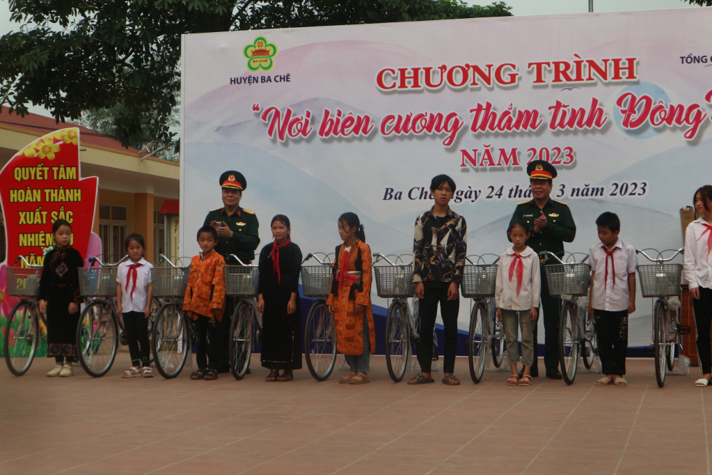 Đoàn công tác trao tặng xe đạp cho học sinh trường Tiểu học Đạp Thanh.