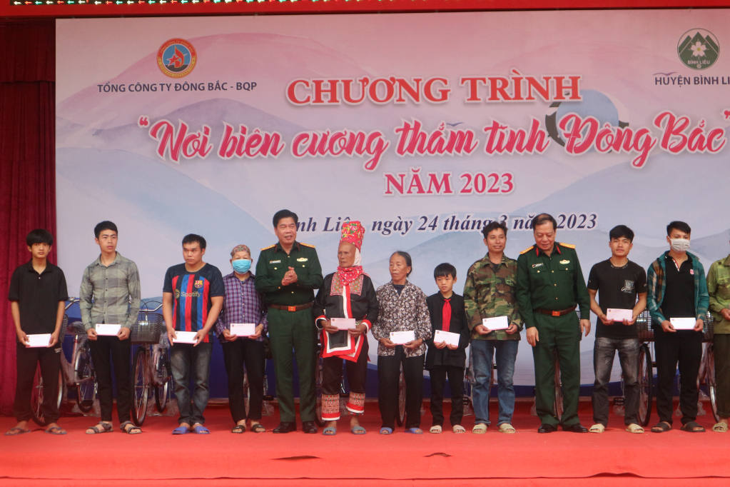 Trao tặng quà cho các đối tượng chính sách trên địa bàn huyện Bình Liêu.