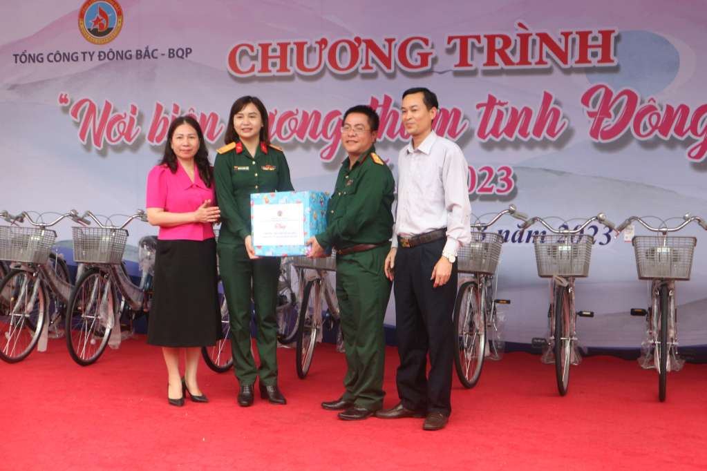 Đoàn thanh niên và Hội phụ nữ Tổng Công ty Đông Bắc trao tặng đồ dùng học tập cho học sinh trường Tiểu học Quảng Đức (huyện Hải Hà).