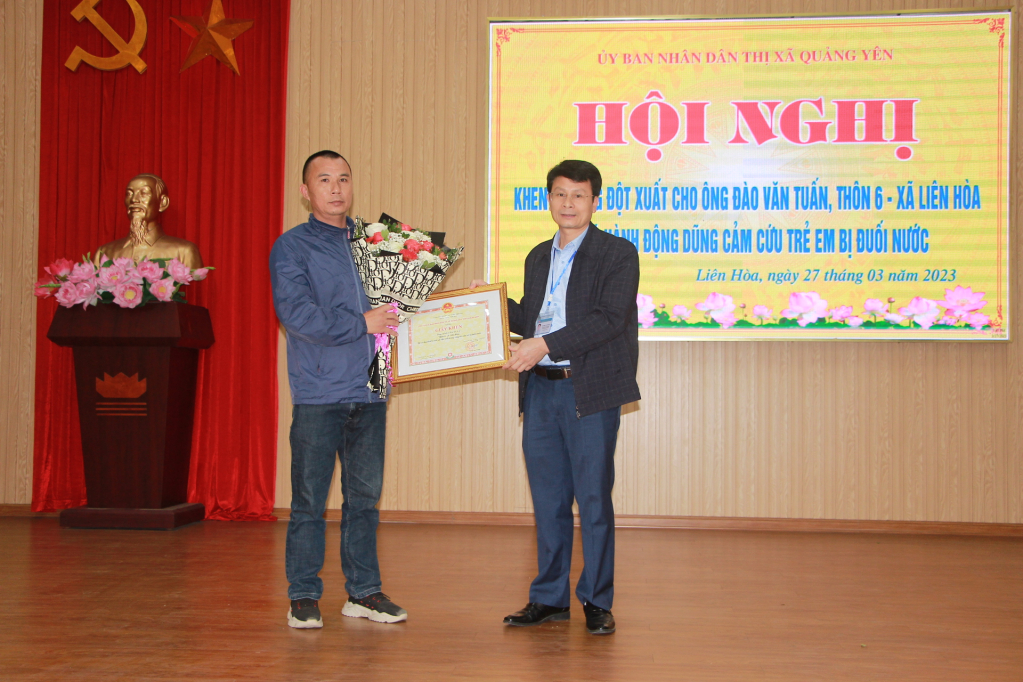 Đồng chí Dương Văn Hào, Phó Chủ tịch UBND TX Quảng Yên, khen tặng anh Đào Văn Tuấn.