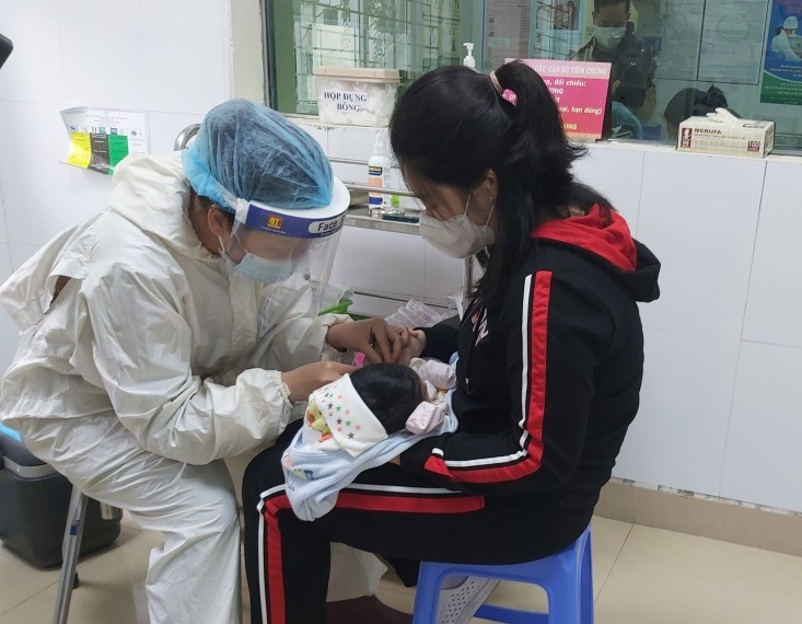 Tiêm chủng cho trẻ tại Bệnh viện Sản nhi Quảng Ninh.