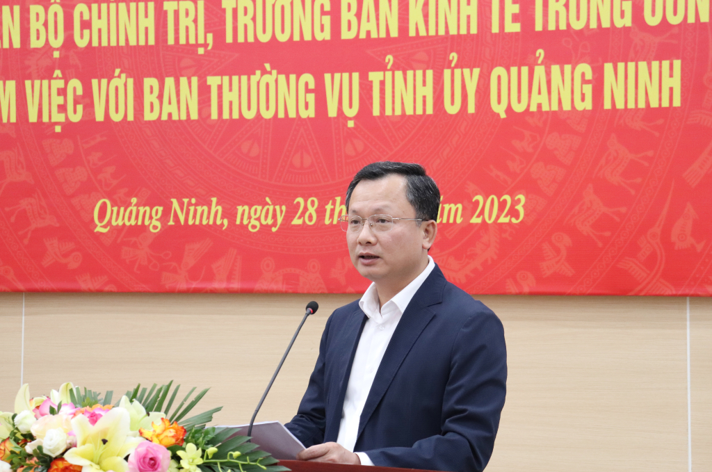 Đồng chí Cao Tường Huy, Quyền Chủ tịch UBND tỉnh, báo cáo tại hội nghị.